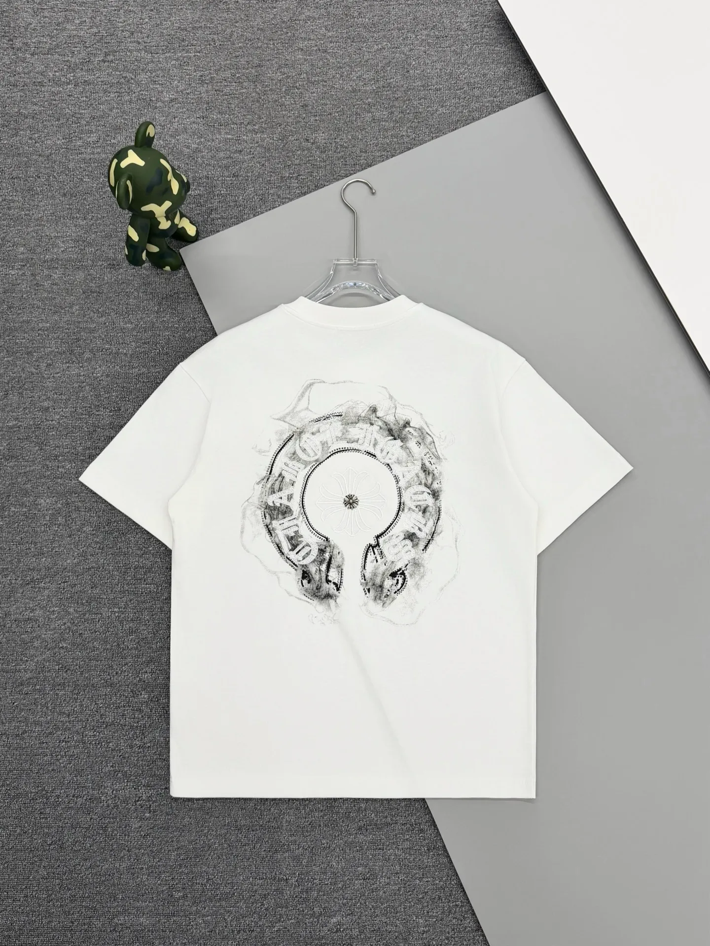 P170 [High Quality] Chrome hearts embroidered front and back printing + embroidered horseshoe brand logo, front and back panels are designed with embroidery + printing + rivet embroidery heavy craftsmanship. High-end customized 32 count 280g fabric. Soft to the touch. Comfortable to wear. Exquisite stitching. Fine workmanship. The upper body effect is incomparably handsome! Same style for men and women 𝐂𝐎𝐋𝐎𝐔𝐑: White Black 𝐒𝐈𝐙𝐄: S-XL Size chart: S: Shoulder width 51-Bust 55-Length 70 M: Shoulder width 53-Bust 57-Length 72 L: Shoulder width 55-Bust 59-Length 74 XL: shoulder width 57-bust 61-length 76